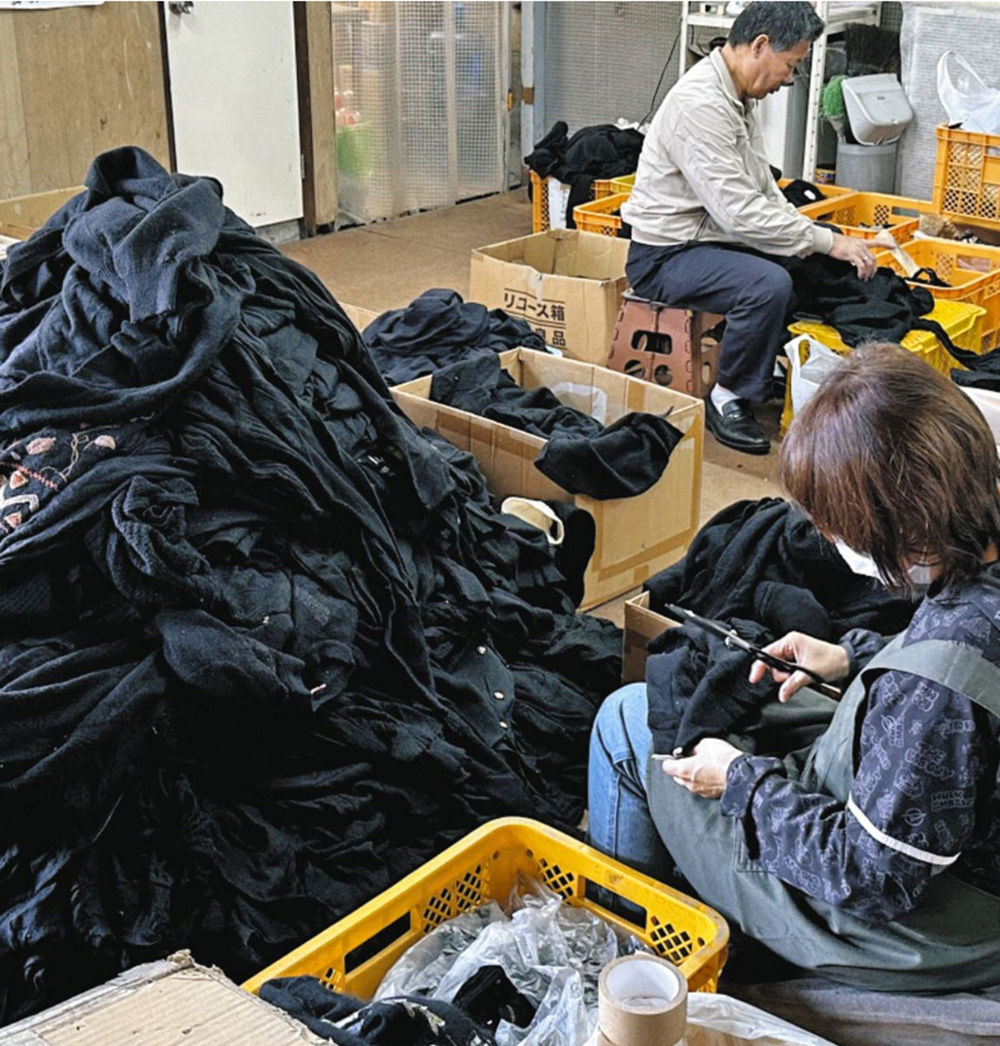 リサイクル生地で作ったスーツが並ぶ売り場